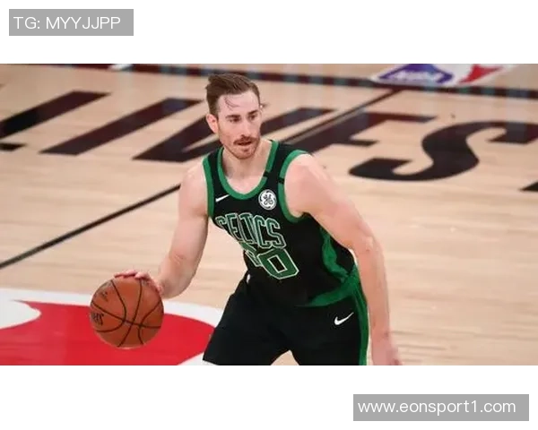 开拓者主场迎战湖人球员赛前时尚穿搭引关注小杨夹克搭配粉色小书包