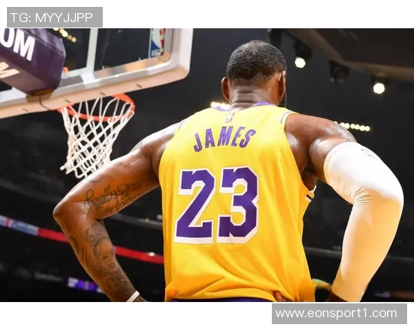 湖人期待詹姆斯在对阵马刺的比赛中强势复出缓解坐骨神经痛困扰